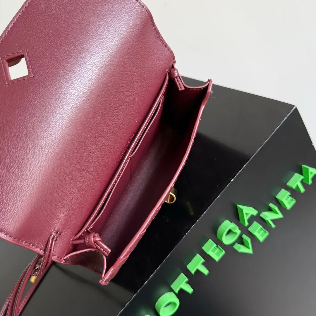 Batch 1560 Bottega Veneta 2025 early autumn series Andiamo handbag, a really good bag, mini crossbody bag, classic woven leather clutch, metallic button and rope closure, simple but not simple, elegant texture, elegant weaving attitude. Style No.: 836940 Color: Barro Red Size: 19*12.6*2cm